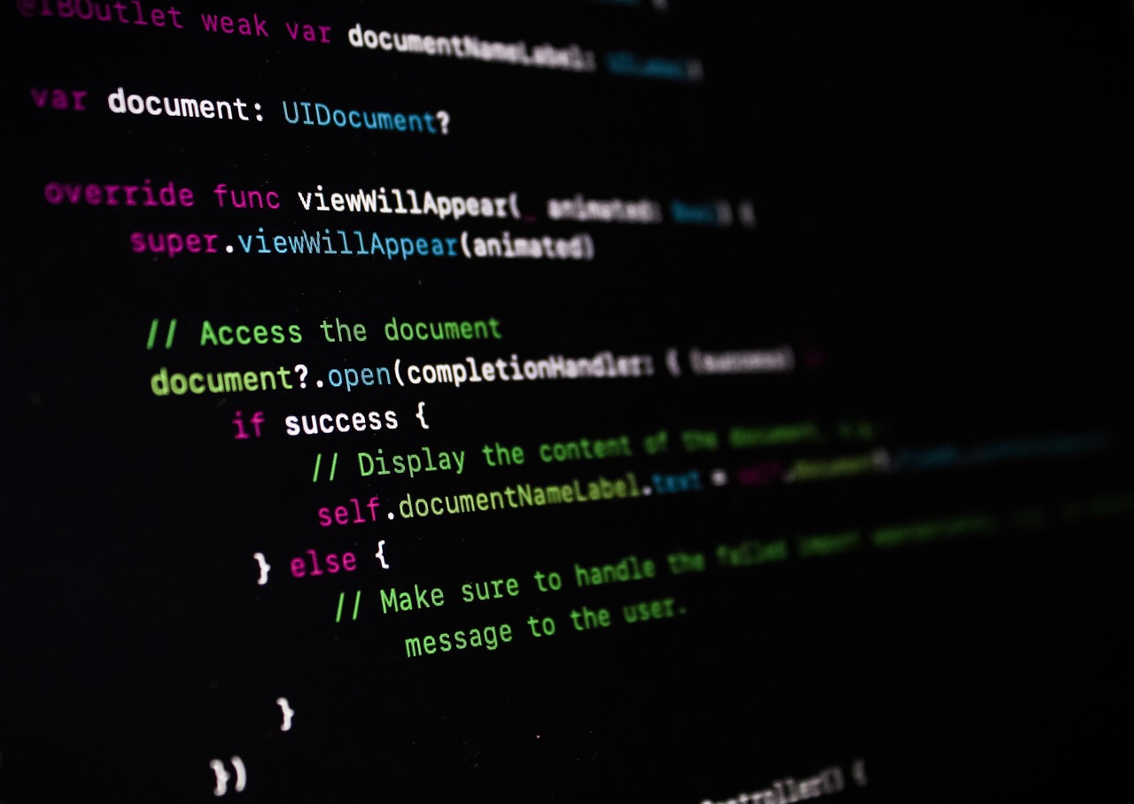 Código fonte exibido num editor de código num ecrã escuro